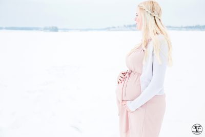Porträttfoto gravid, Fotograf Evelina Eklund Hassel i Jönköping och Karlstad