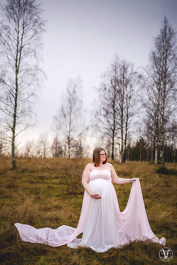 Gravidfotografering i jönköping, småland, med denna vackra gravida kvinna och fotograf Evelina Eklund Hassel.