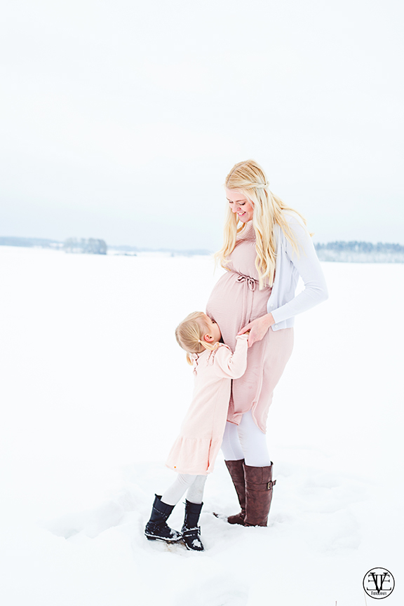 Porträttfoto gravid, Fotograf Evelina Eklund Hassel i Jönköping och Karlstad